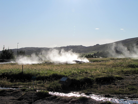 dampfender Eingang zum Geysir