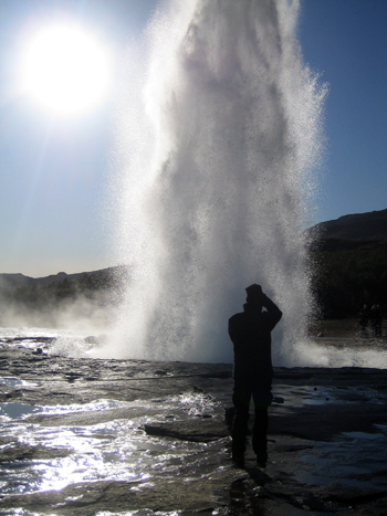 Ich vor dem ausbrechenden Geysir