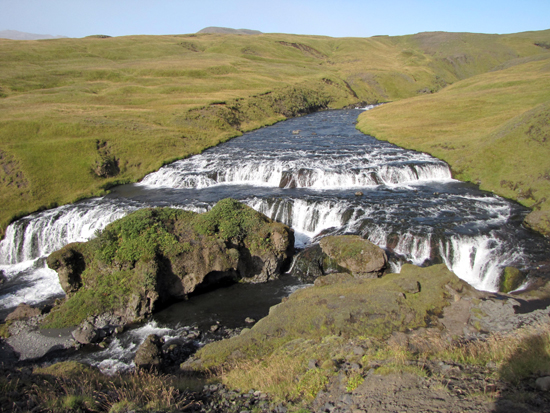 Wasserfall im Hochland hinterhalb des Skogafoss