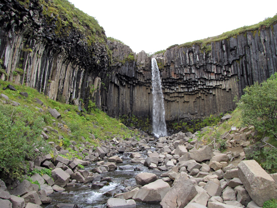 der schwarze Wasserfall Svartifoss