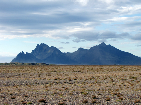 Berge und weite Ebene in der Lönsfjördur