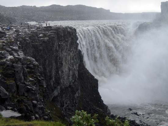 Wasserfall Dettifoss im Vergleich zu Menschen (links)