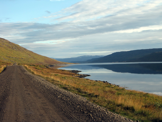 Berg- und Fjordlandschaft bei Heydalur