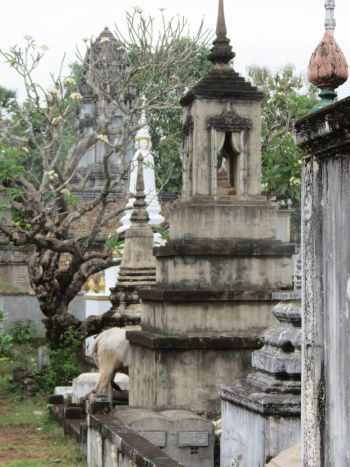Stupas auf dem Fridedhof vei Kampong Cham