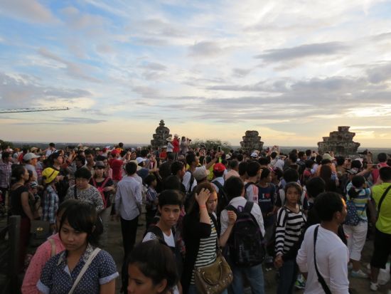 Menschenmassen auf dem Phnom Bakeng