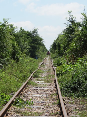 von der Hitze verzogene Bahnschienen