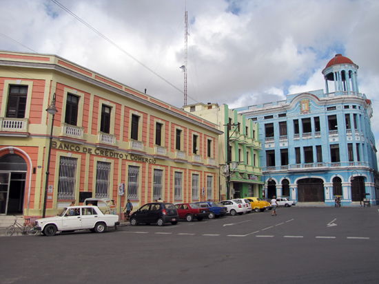 farbenfrohe Fassaden am Hauptplatz