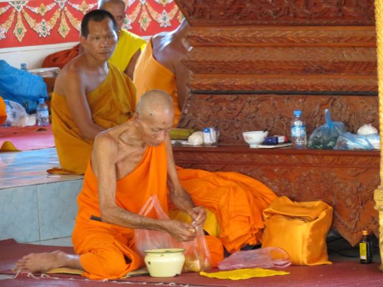 Mnche im Tempel Pha That Luang Tai