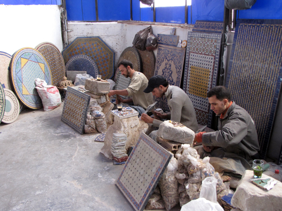 Marokkaner beim behauen der kleinen Steine