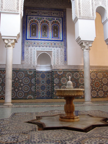 Innenraum der Moschee mit Wandverzierung und Brunnen