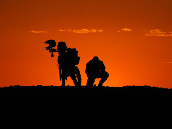 spanischer Motorradfahrer beim Sonnenuntergang