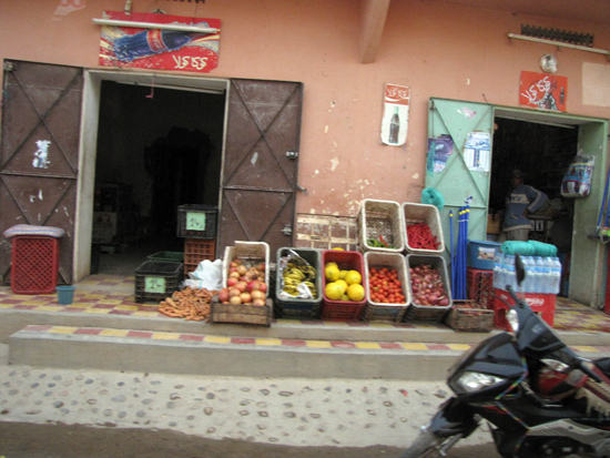 kleine Werkstätten und Läden am Straßenrand