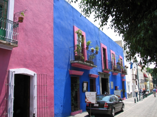 grellbunte Fassaden in Puebla