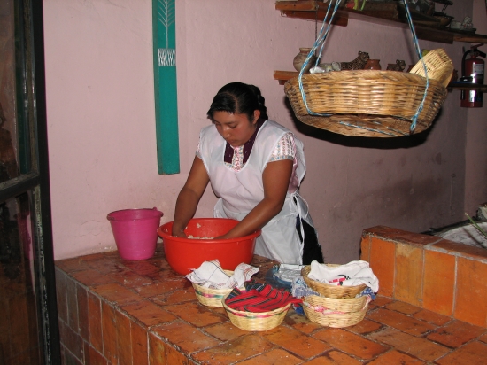 Mexikanerin beim Tamales zubereiten