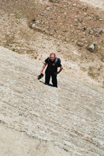 steiler Aufstieg zum Tempel der Papageien