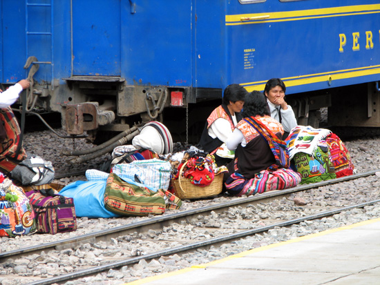 Verkäufer am Bahnhof von Ollantaytambo