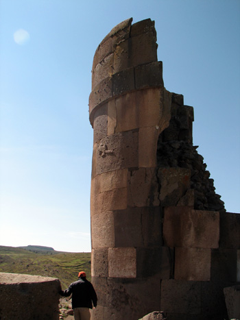 einer der Grabtürme von Sillustani