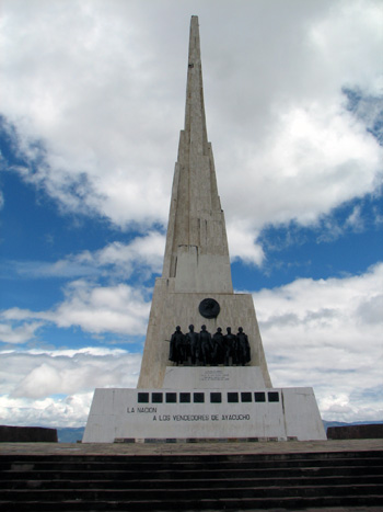 Denkmal am Schlachtfeld Pampas de la Quinua
