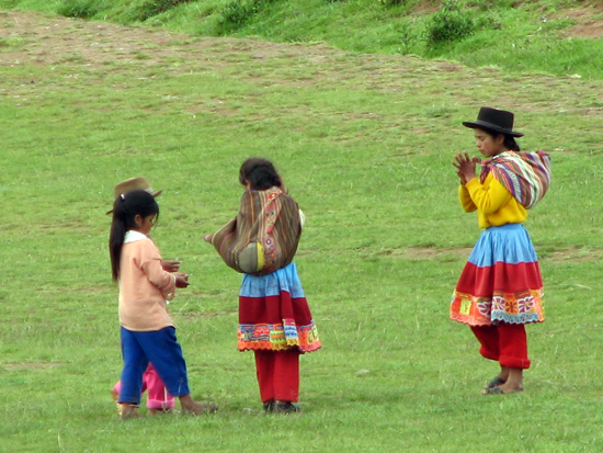 spielende Kinder am Schlachtfeld Pampas de la Quinua