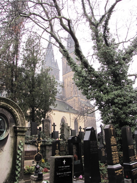 Ehrenfriedhof mit Kirche Peter & Paul