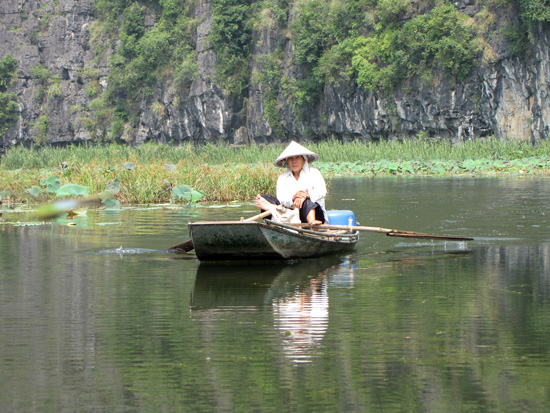 Ruderer in der trockenen Halong Bucht