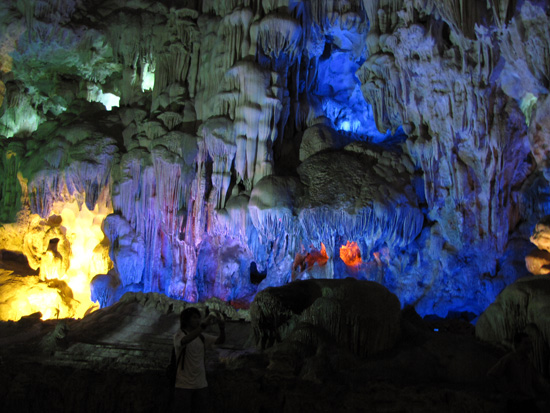 Teil der beleuchteten Tropfsteinhöhle