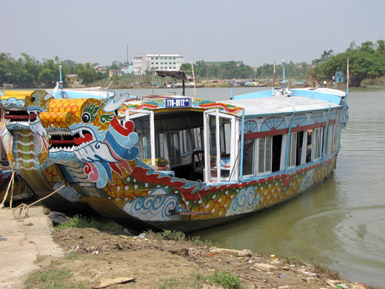 Wassertaxi auf dem Parfümfluss