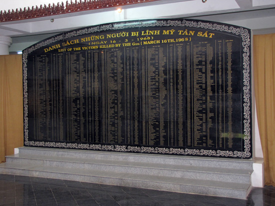 Gedenktafel mit den Namen der Opfer des Massakers