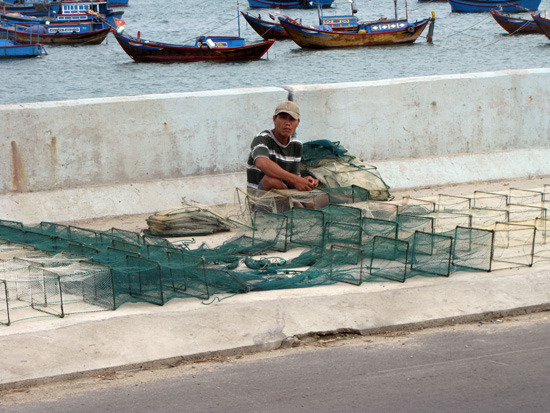 Fischer beim reparieren von Netzen