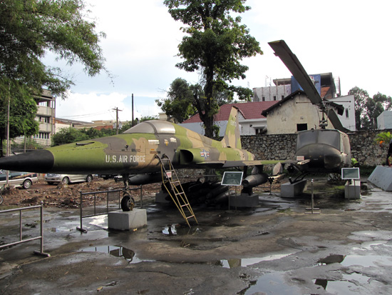 amerikanischer Hubschrauber vor dem Kriegsmuseum