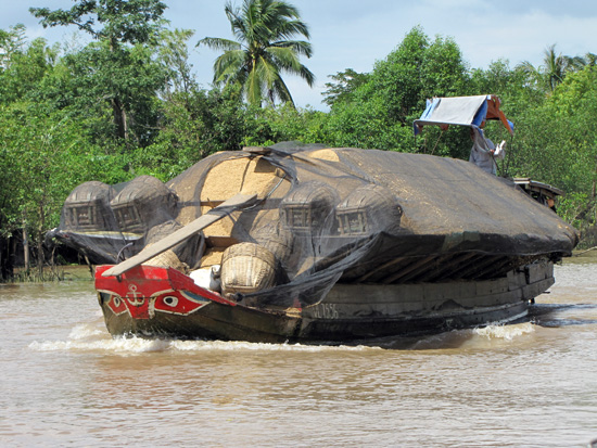 Frachtschiff mit aufgemalten Augen